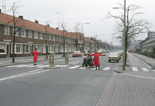 117488 Afbeelding van verkeersbrigadiers op de oversteekplaats voor voetgangers in de W.A. Vultostraat te Utrecht, ter ...